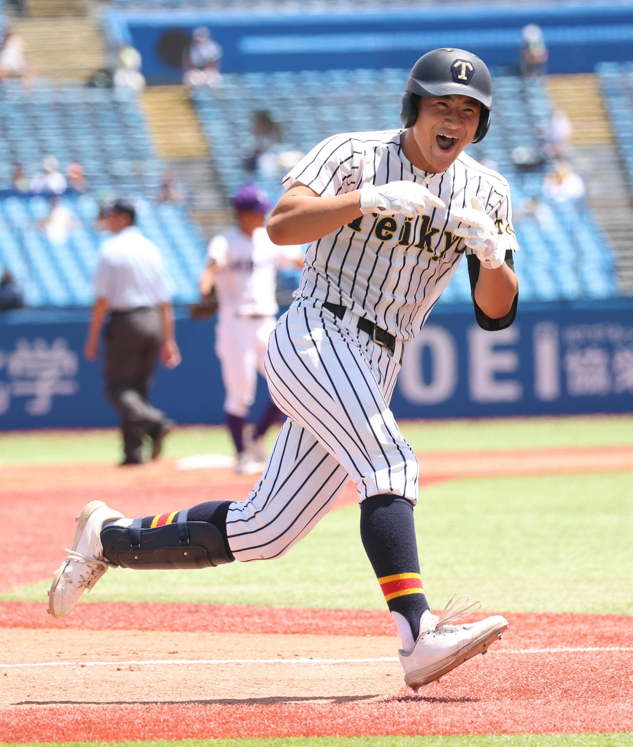 関東第一対帝京　3回裏帝京2死一、二塁、富浜は左越えに本塁打を放ちポーズを決める（撮影・柴田隆二）