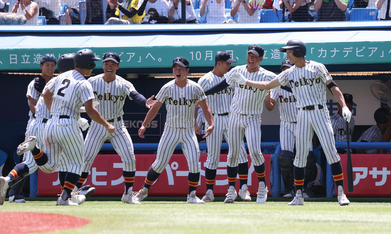 関東第一対帝京　3回裏帝京2死一、二塁、富浜の左越え本塁打に喜ぶナイン（撮影・柴田隆二）