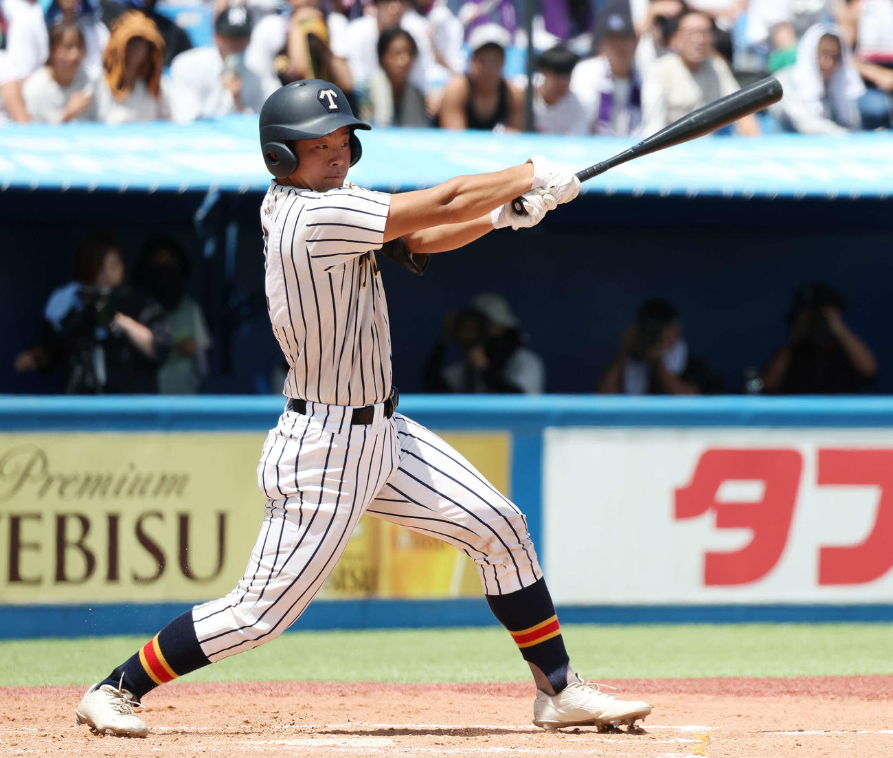 関東第一対帝京　3回裏帝京2死一、二塁、中前適時打を放つ丹羽（撮影・宮地輝）