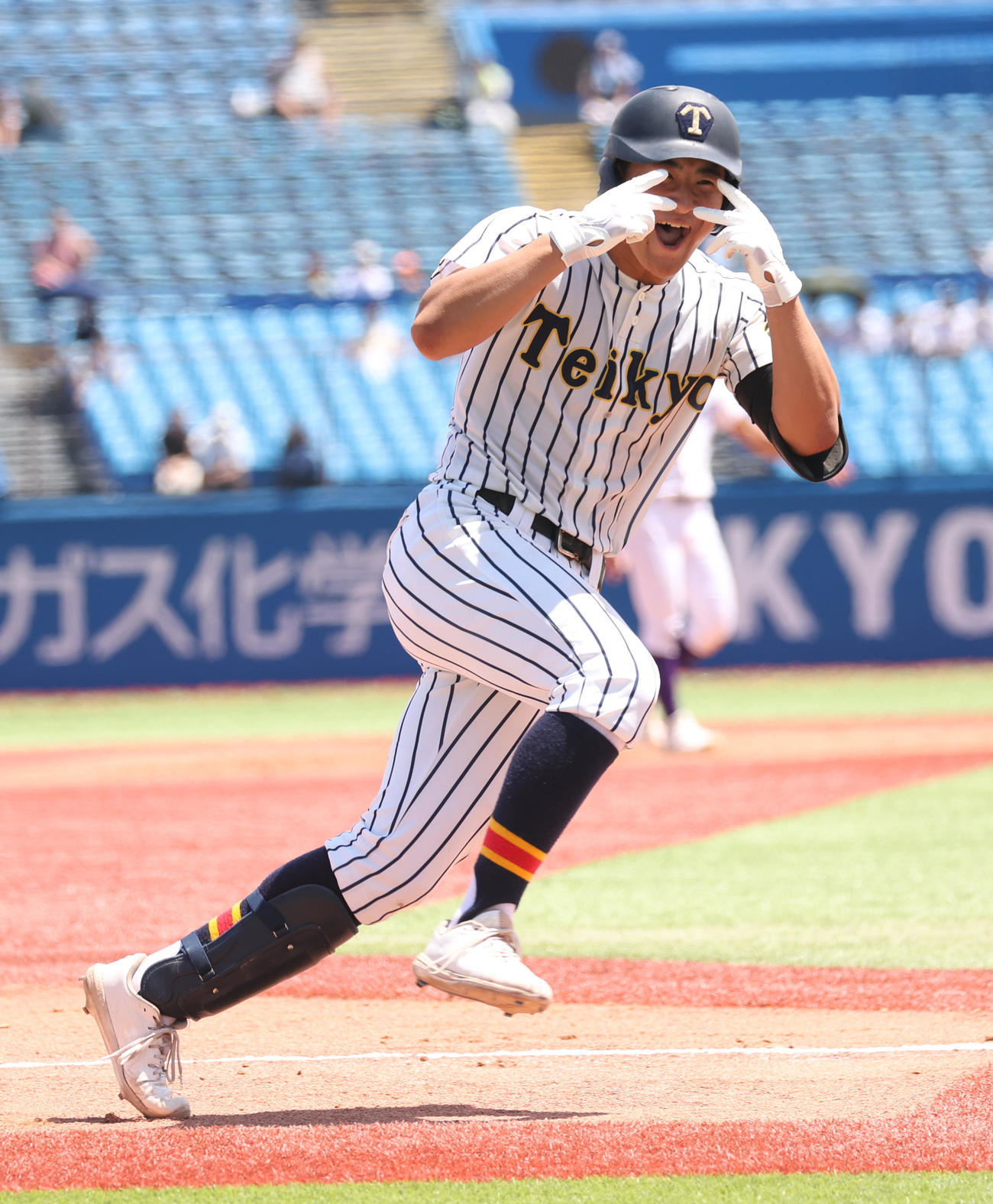 関東第一対帝京　3回裏帝京2死一、二塁、富浜は左越えに本塁打を放ちポーズを決める（撮影・柴田隆二）
