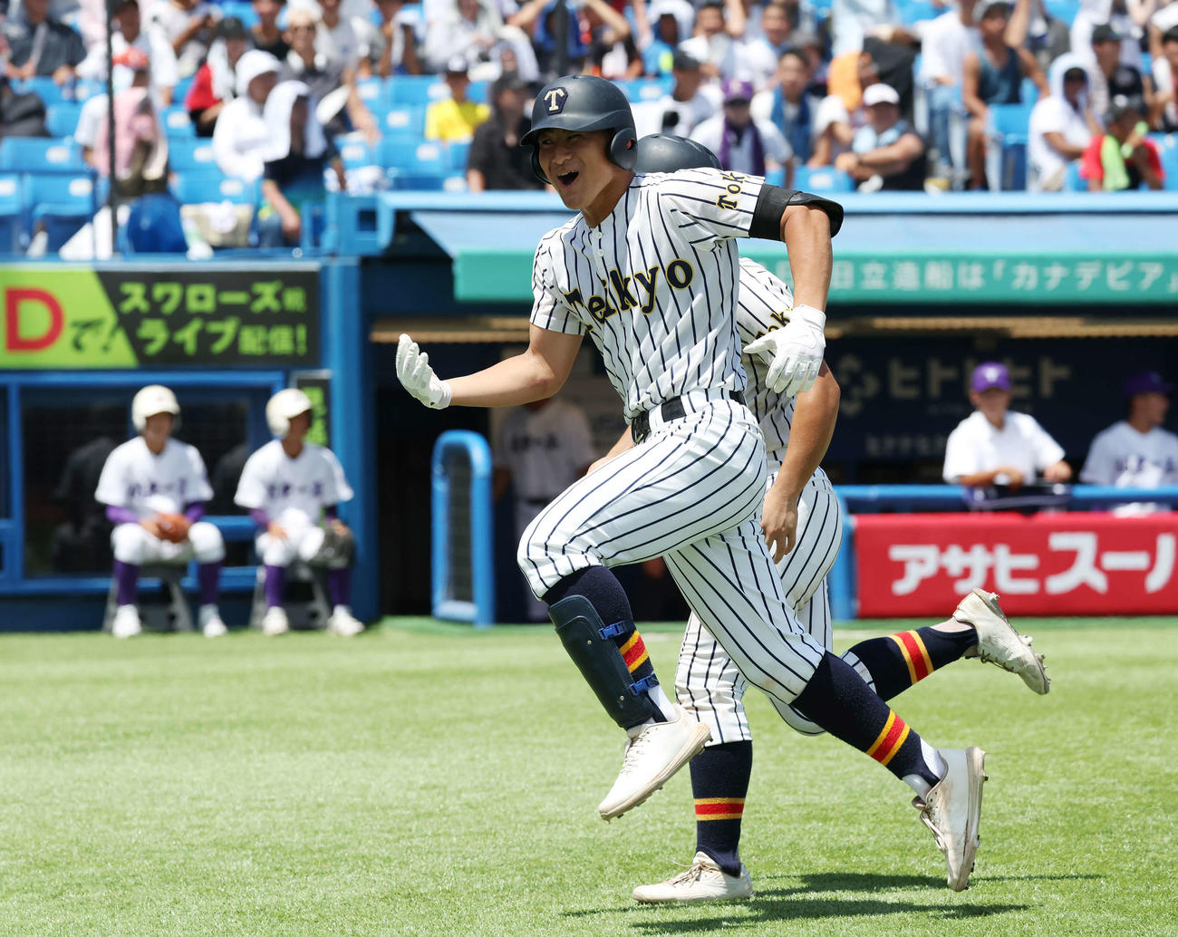 関東第一対帝京　3回裏帝京2死一、二塁、左越え3点本塁打を放ち喜ぶ富浜（手前）（撮影・宮地輝）