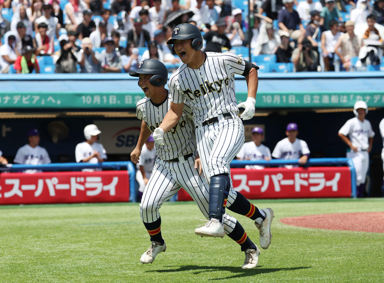 関東第一対帝京　3回裏帝京2死一、二塁、左越え3点本塁打を放ち喜ぶ富浜（手前）（撮影・宮地輝）