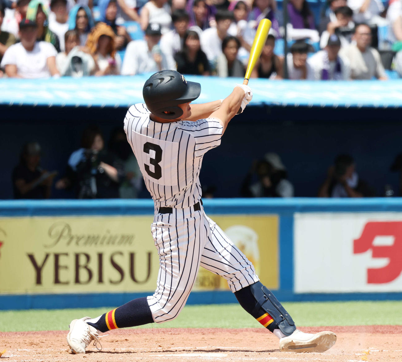 関東第一対帝京　3回裏帝京2死一、二塁、左越え3点本塁打を放つ富浜（撮影・宮地輝）