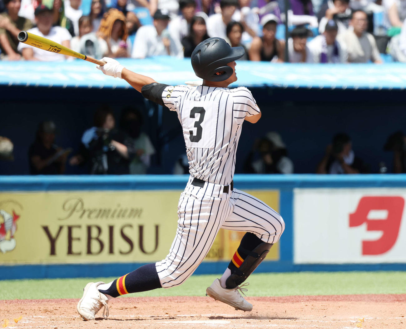 関東第一対帝京　3回裏帝京2死一、二塁、左越え3点本塁打を放つ富浜（撮影・宮地輝）