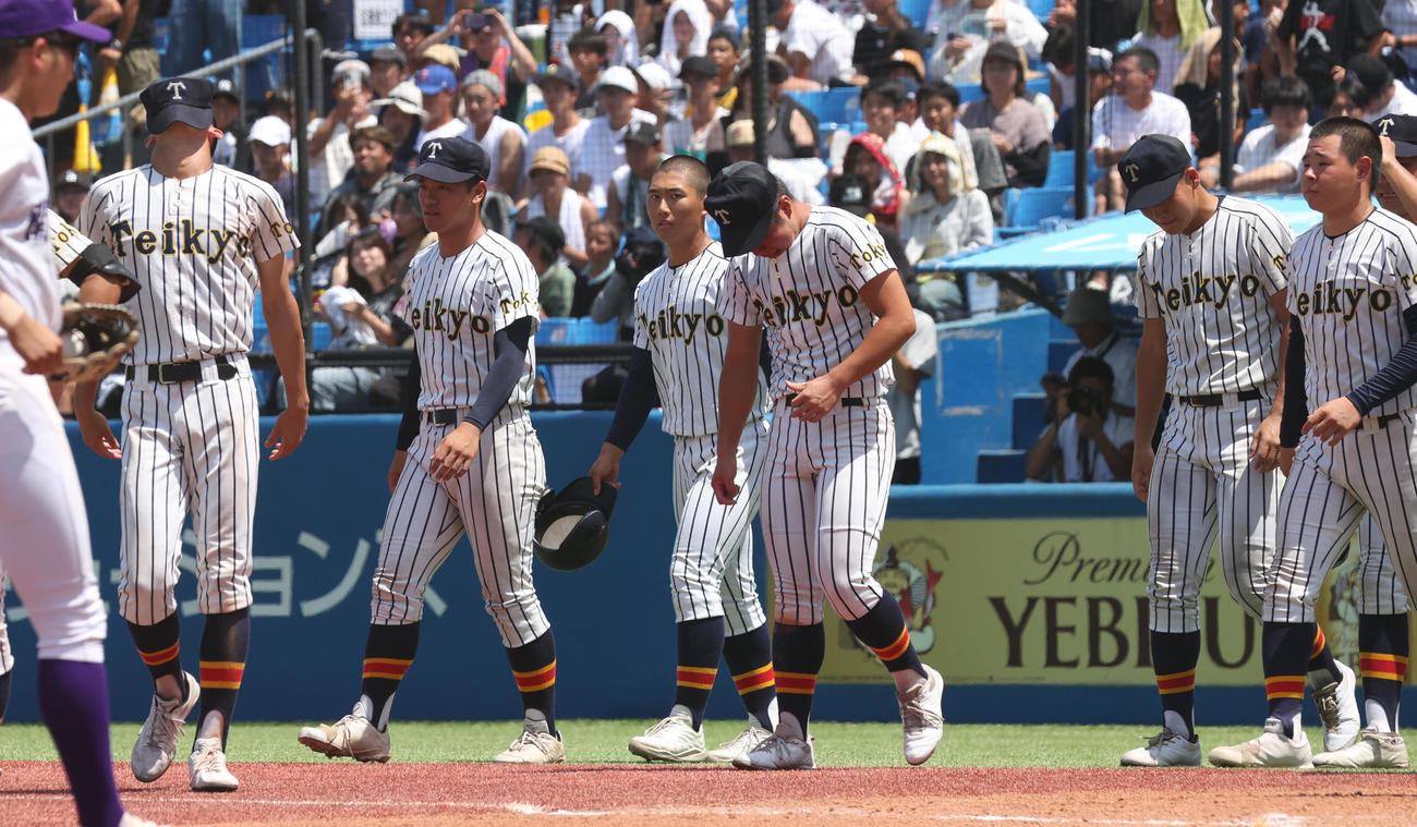 関東第一対帝京　敗れた帝京ナインは涙を流す（撮影・柴田隆二）