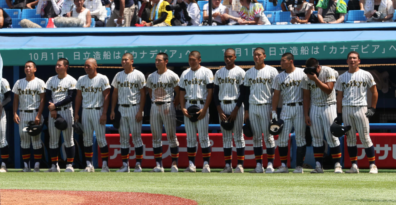 関東第一対帝京　敗れた帝京ナインは涙を流す（撮影・柴田隆二）