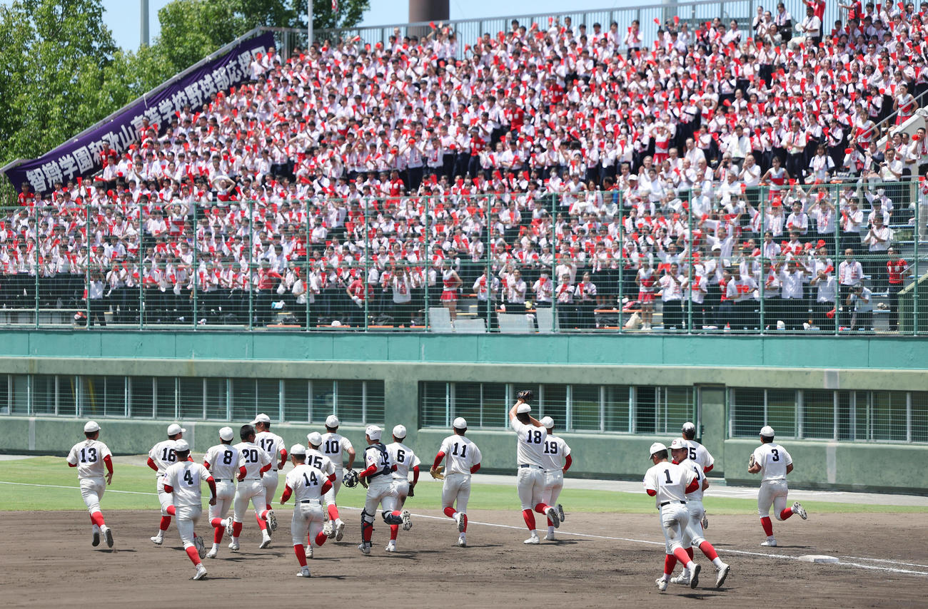 智弁和歌山対近大新宮　近大新宮を破り優勝し、応援団の元へ駆け出す智弁和歌山ナイン（撮影・前田充）