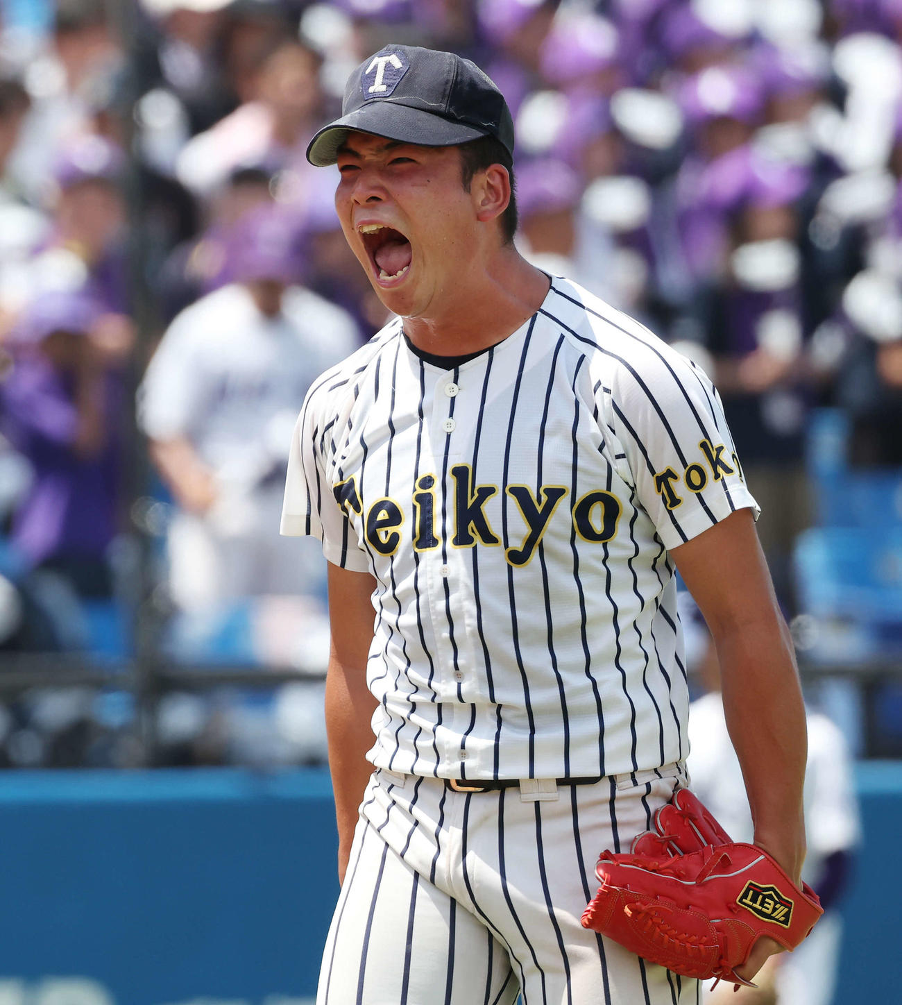 関東第一対帝京　9回裏を3者凡退に抑え雄たけびを上げる帝京・西崎（撮影・宮地輝）