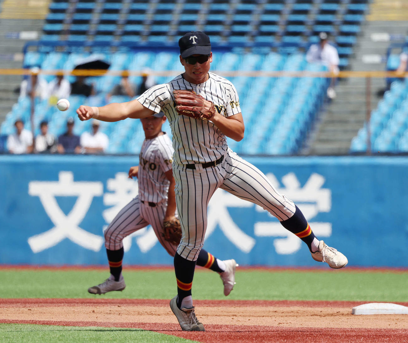 関東第一対帝京　1回表関東第一1死、成井の遊ゴロを一塁に送球する西崎（撮影・宮地輝）