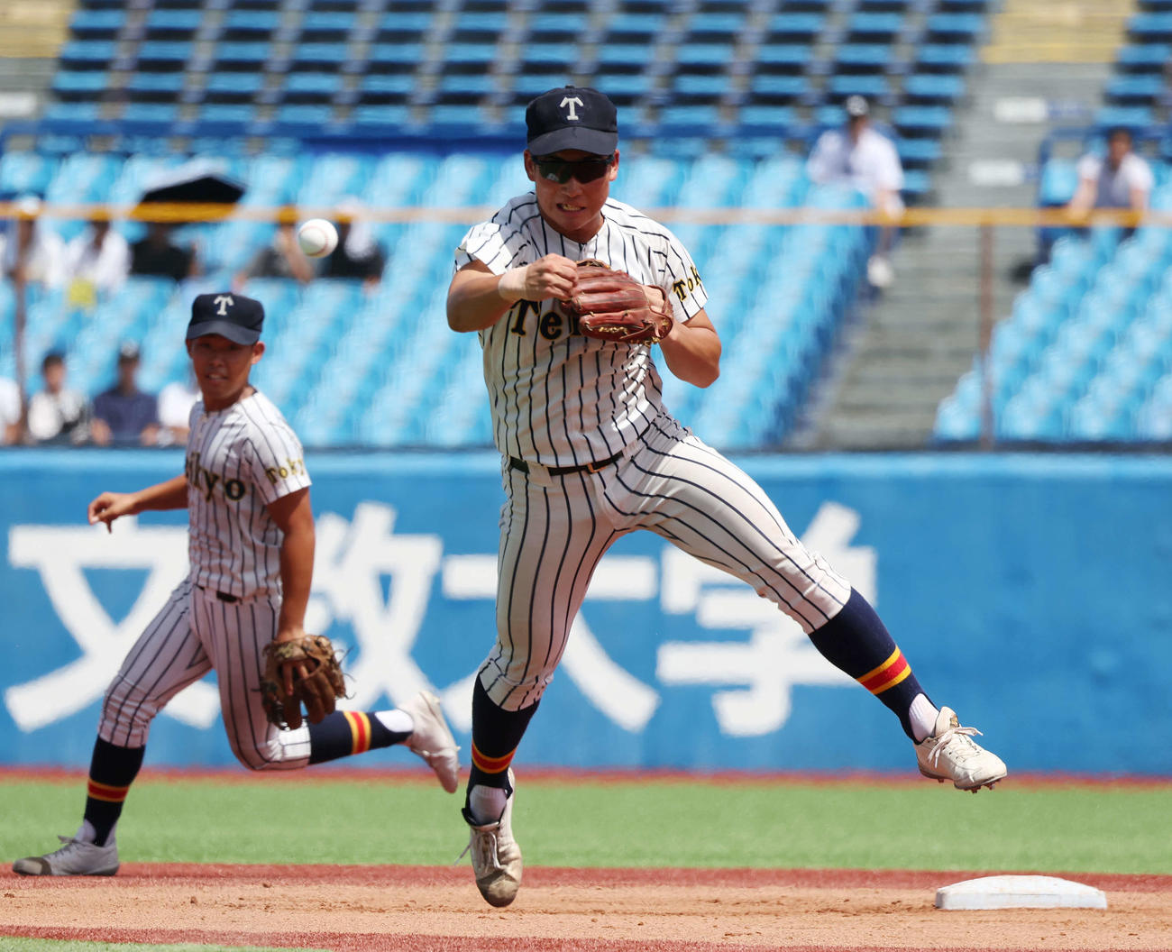関東第一対帝京　1回表関東第一1死、成井の遊ゴロを一塁に送球する西崎（撮影・宮地輝）