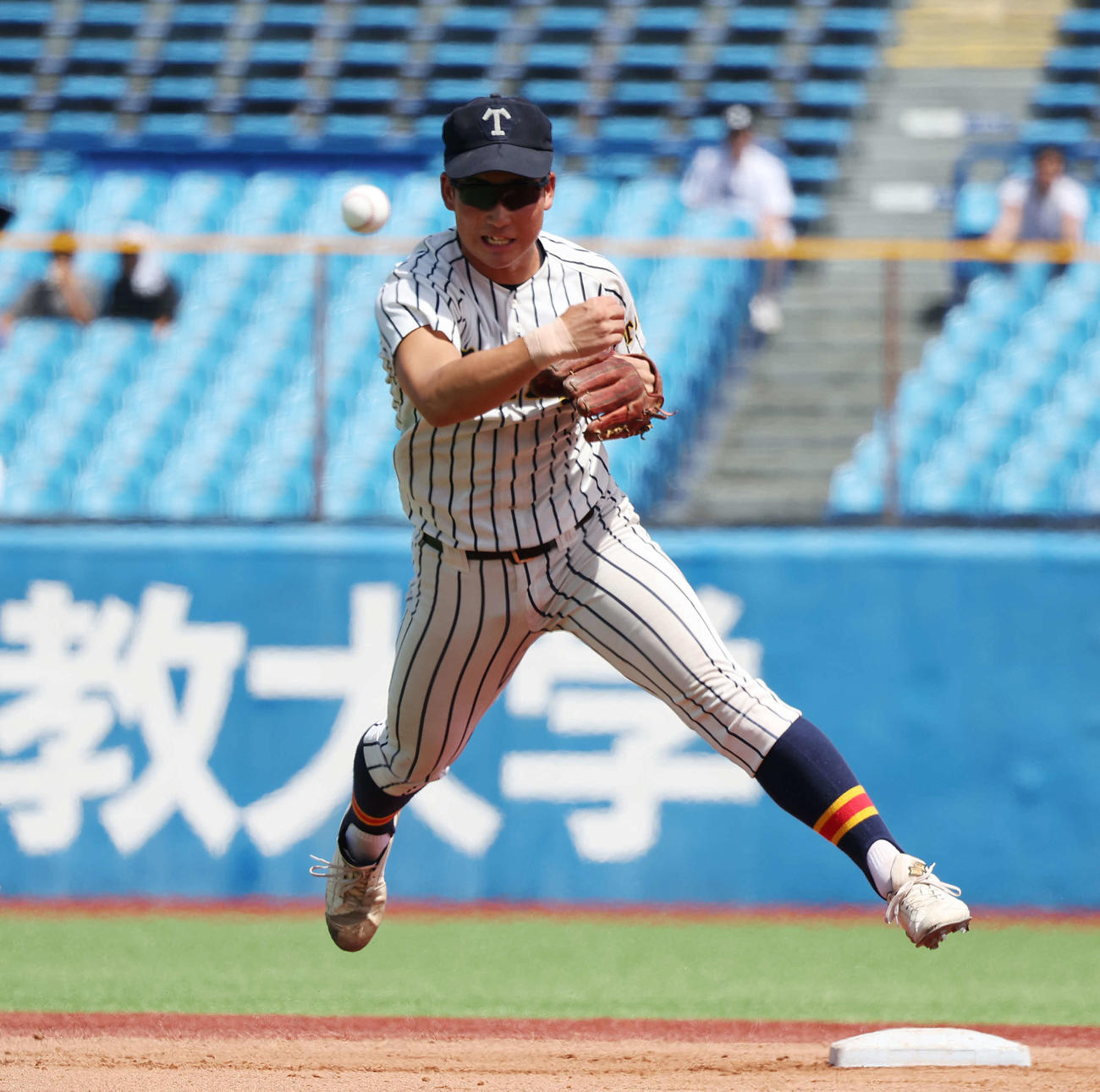 関東第一対帝京　1回表関東第一1死、成井の遊ゴロを一塁に送球する西崎（撮影・宮地輝）