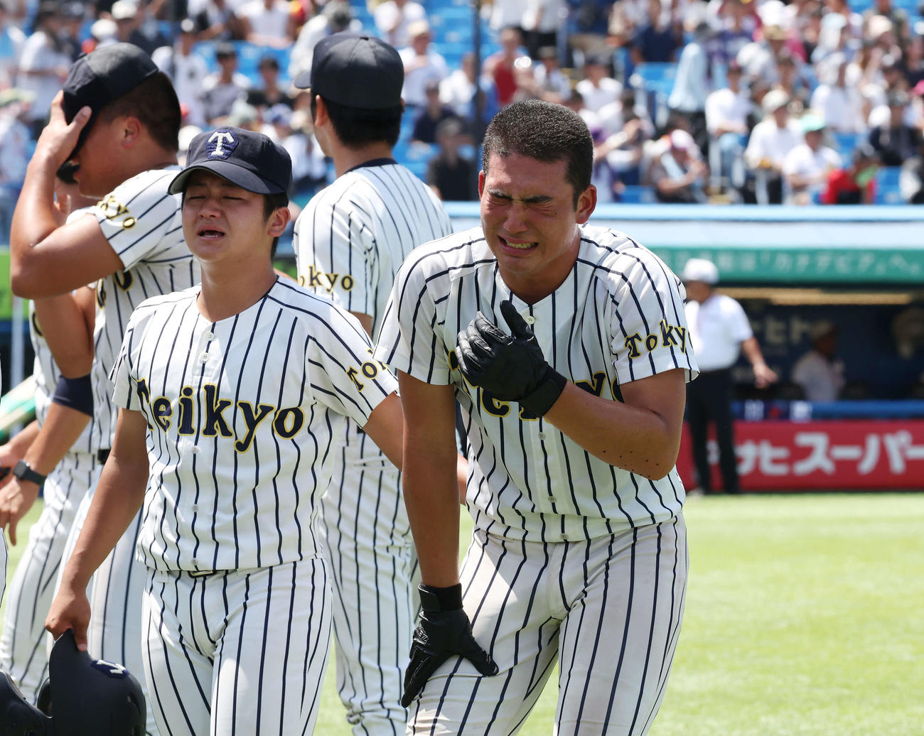 関東第一対帝京　決勝で敗れ泣きじゃくる帝京・西崎（右）ら選手たち（撮影・宮地輝）