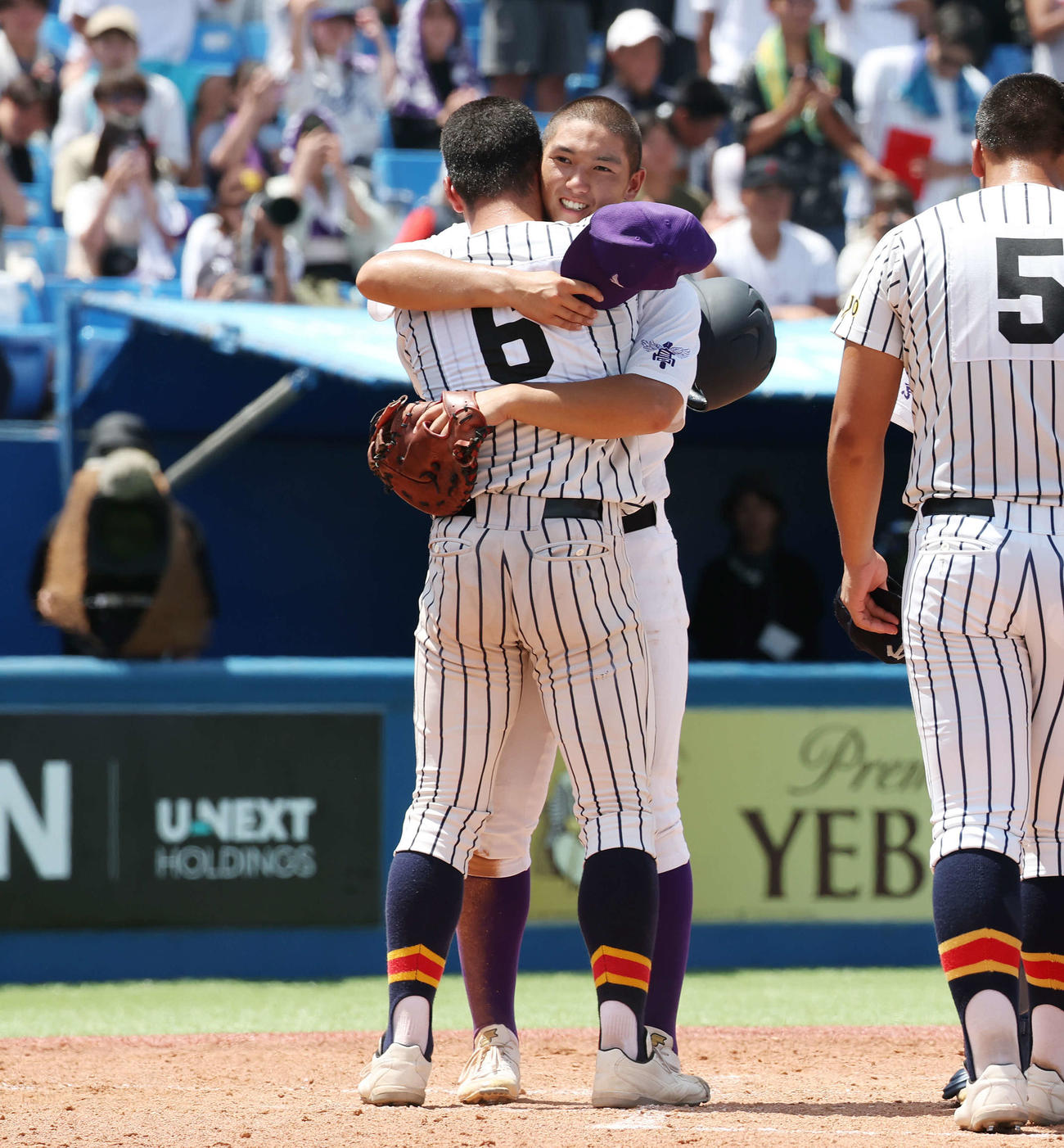 関東第一対帝京　試合後、帝京・西崎（手前）と抱擁を交わす関東第一・高橋（撮影・宮地輝）