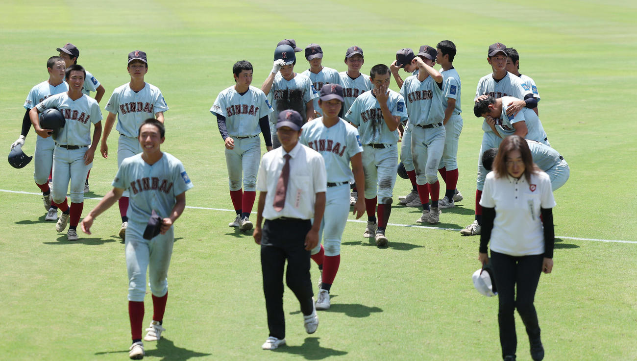 智弁和歌山対近大新宮　智弁和歌山に敗れ準優勝に終わり、悔しそうに引き揚げる近大新宮の選手たち（撮影・前田充）