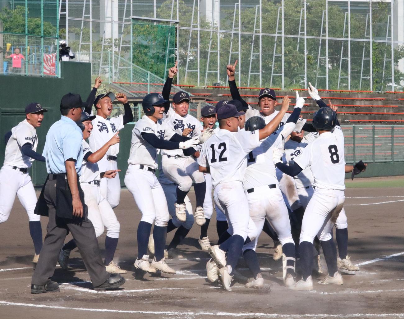 阿南光対鳴門渦潮　サヨナラ勝ちに歓喜する鳴門渦潮の選手たち（撮影・林亮佑）