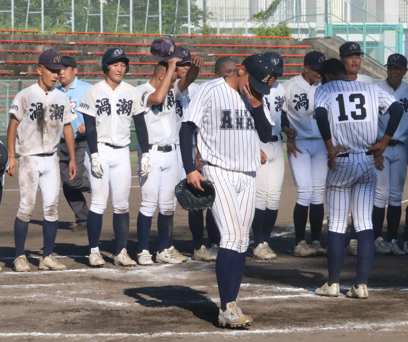 阿南光対鳴門渦潮　甲子園出場を決めた鳴門渦潮ナインと手で顔を覆う阿南光・吉岡（手前中央）（撮影・林亮佑）