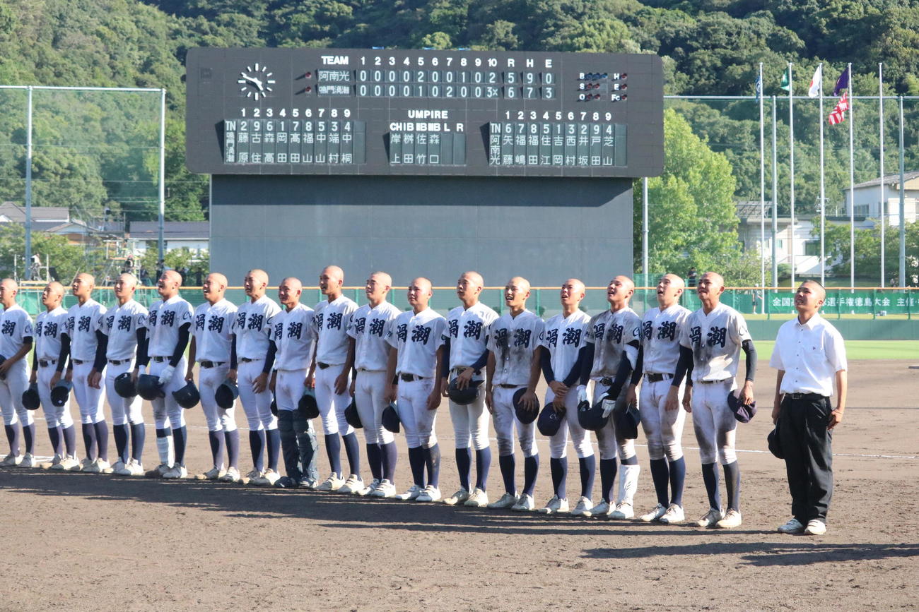 青々しい坊主頭でスタンドに勝利の報告をする鳴門渦潮ナイン（撮影・林亮佑）