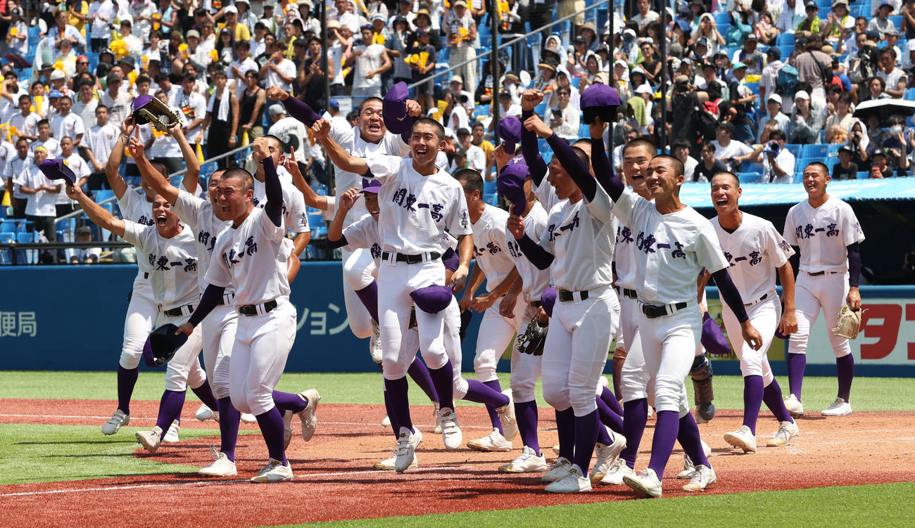 関東第一対帝京　東東京大会で優勝し甲子園出場を喜ぶ関東第一ナイン（撮影・柴田隆二）