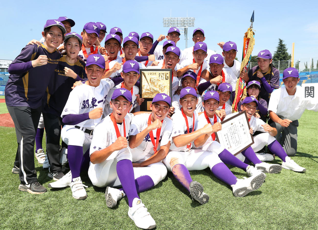 関東第一対帝京　優勝し喜び合う関東第一ナイン（撮影・柴田隆二）