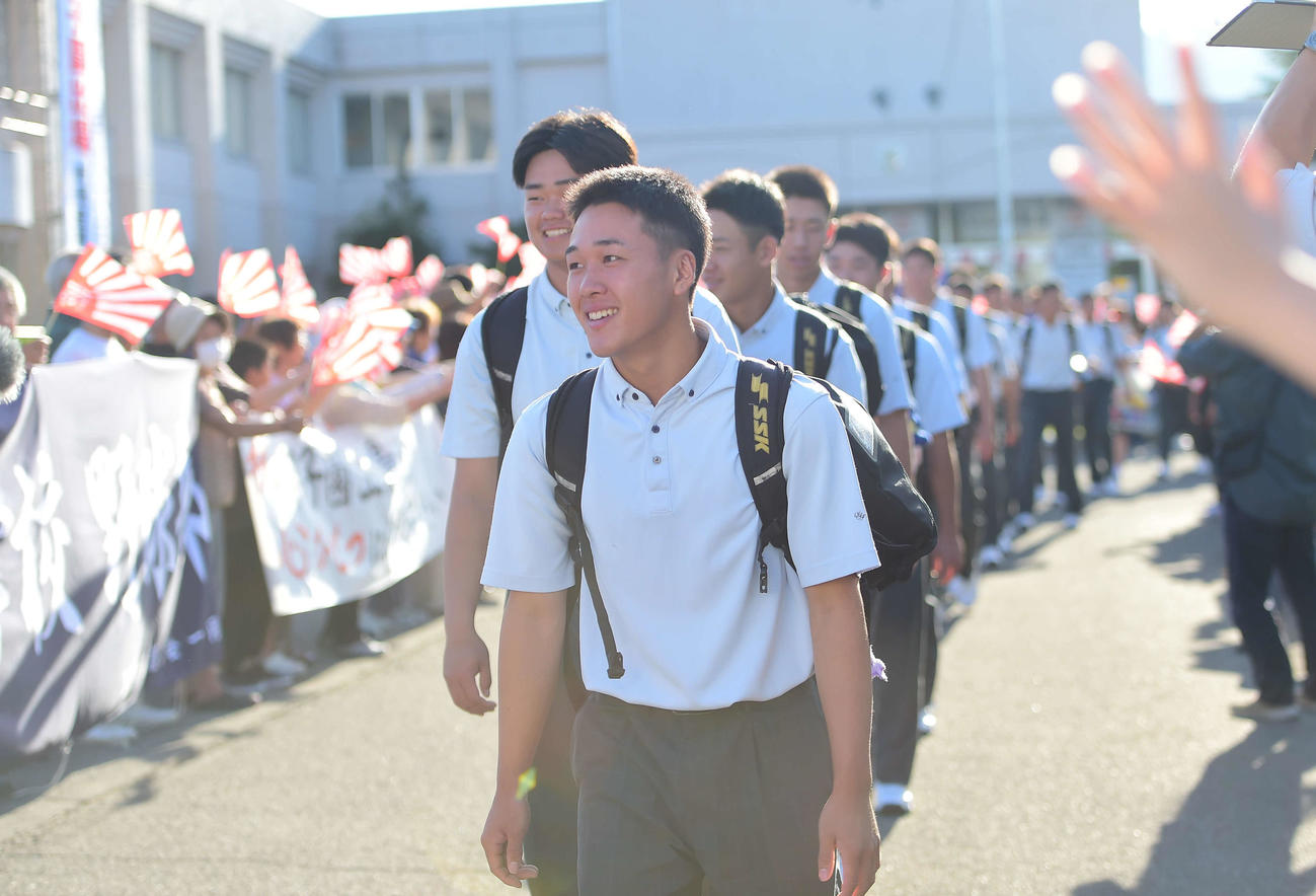 約150人に見送られながら甲子園へ出発する新潟産大付ナイン。先頭は平野主将