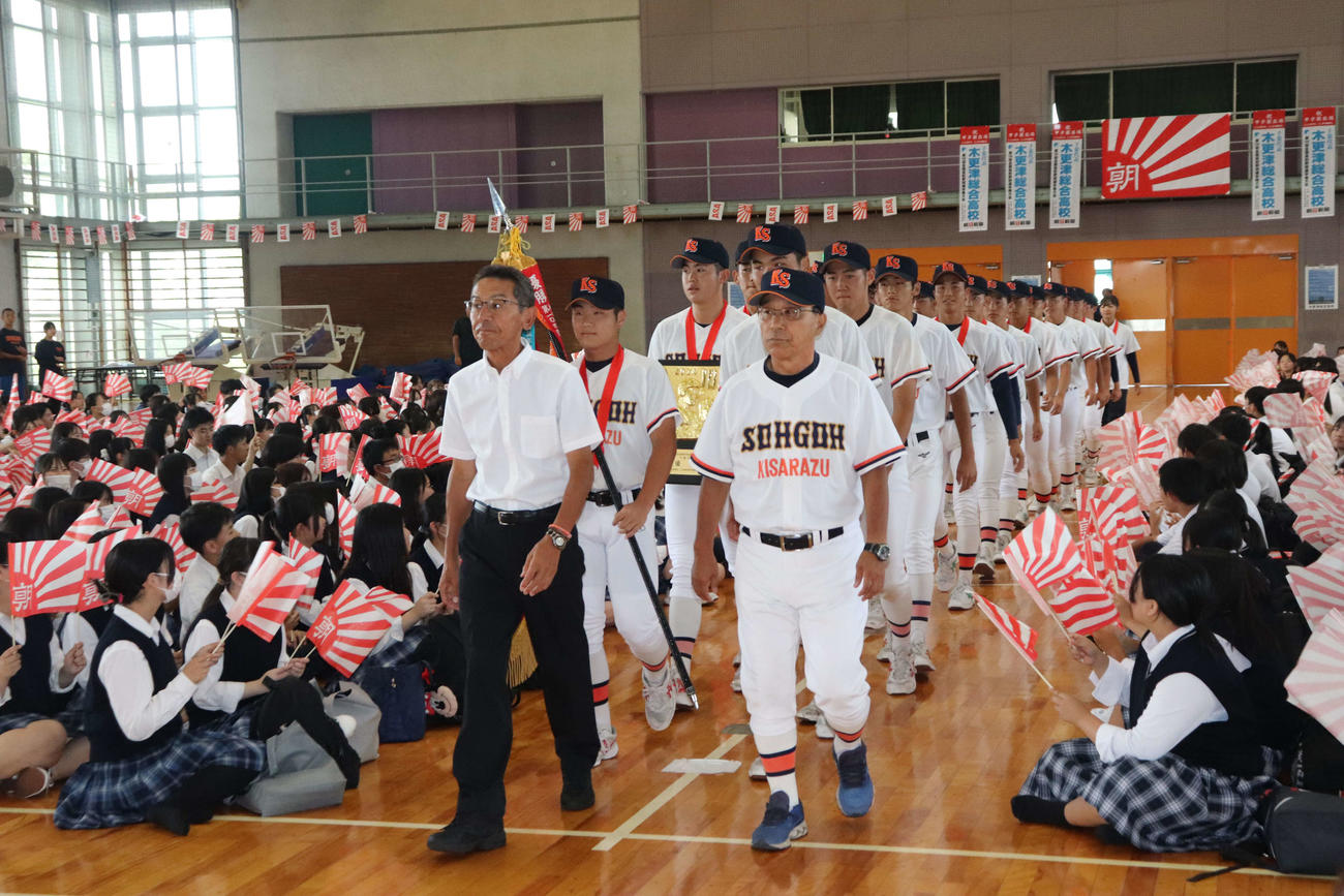 約680人の生徒、関係者が見守る中、青山茂雄部長、五島卓道監督を先頭に入場する木更津総合の選手たち（撮影・保坂淑子）