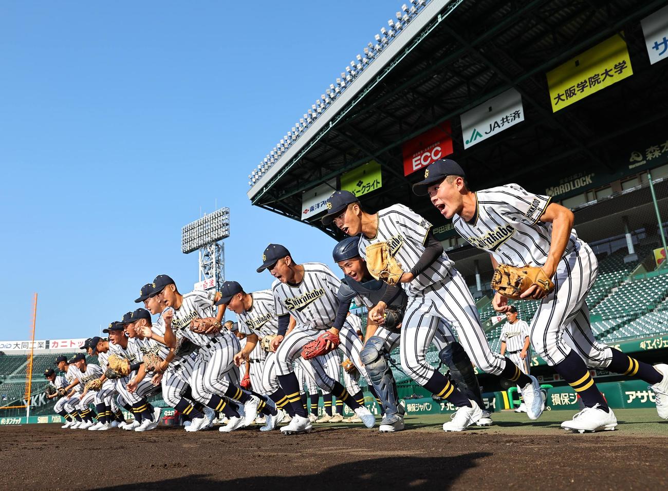 甲子園のグラウンドに元気よく飛び出す白樺学園ナイン（撮影・上田博志）