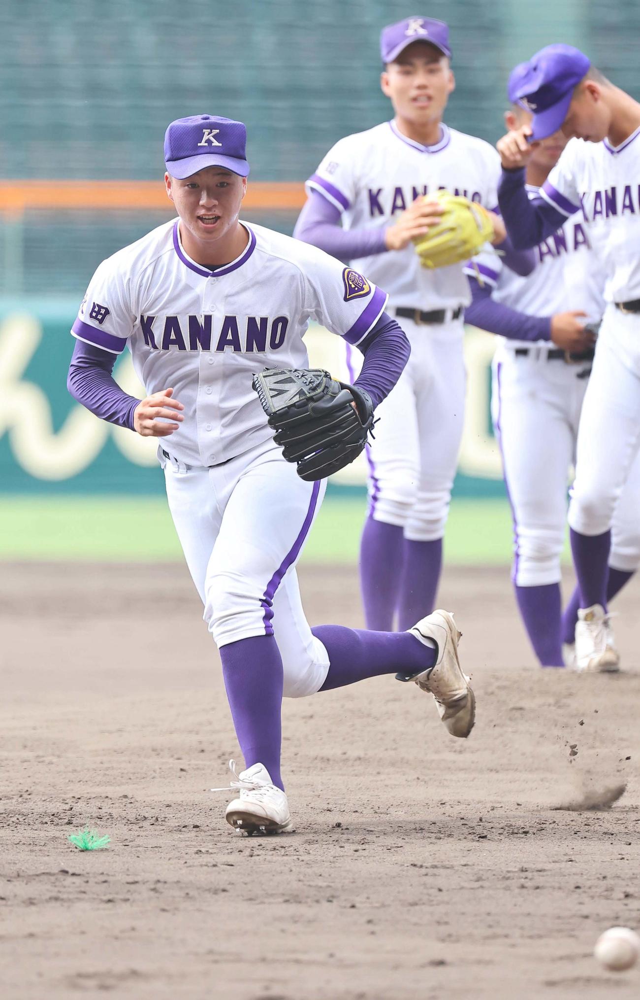甲子園球場で投内連係プレーの練習をする金足農・吉田（撮影・上田博志）