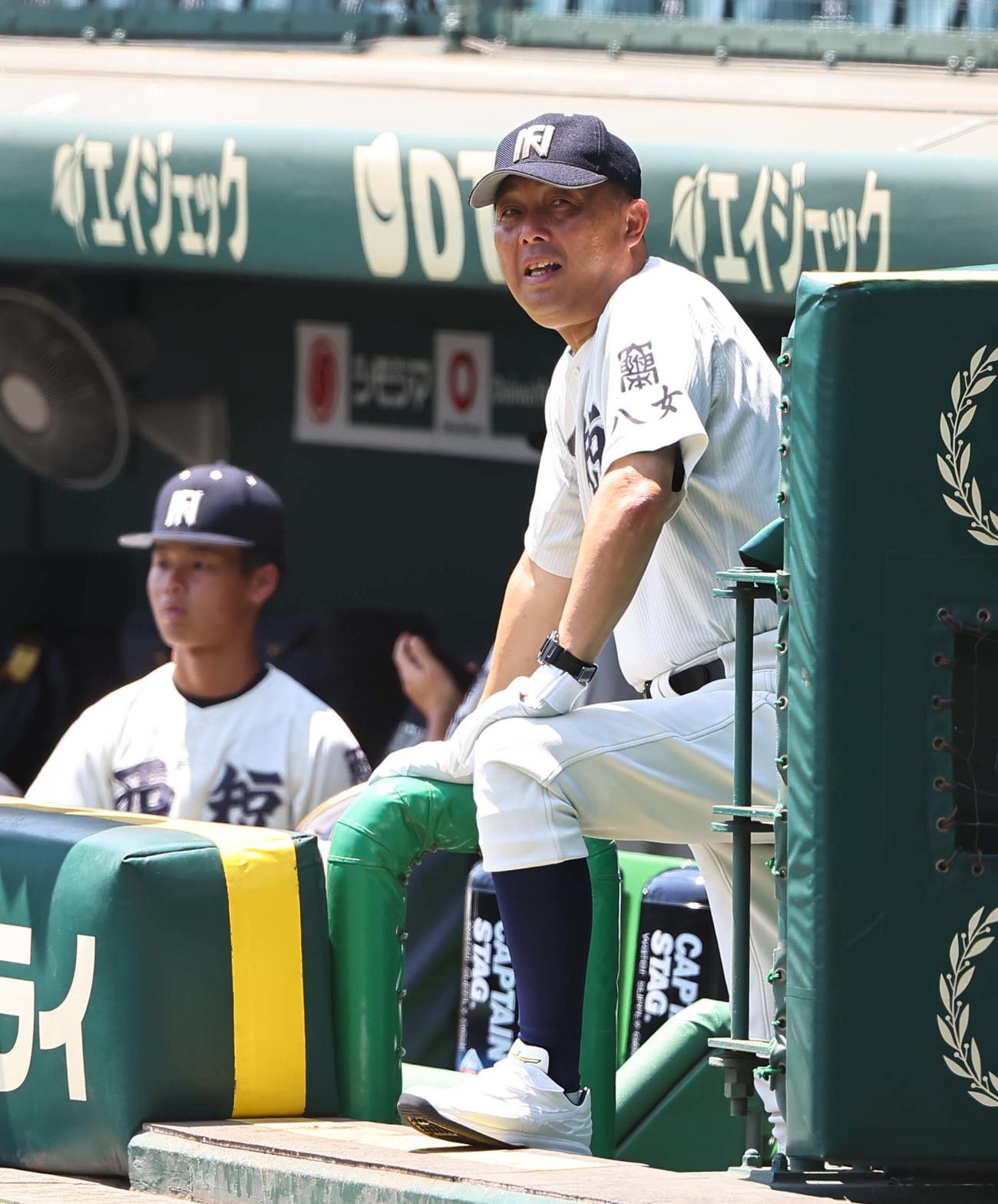 甲子園球場のベンチに入る西日本短大付・西村監督（撮影・上田博志）