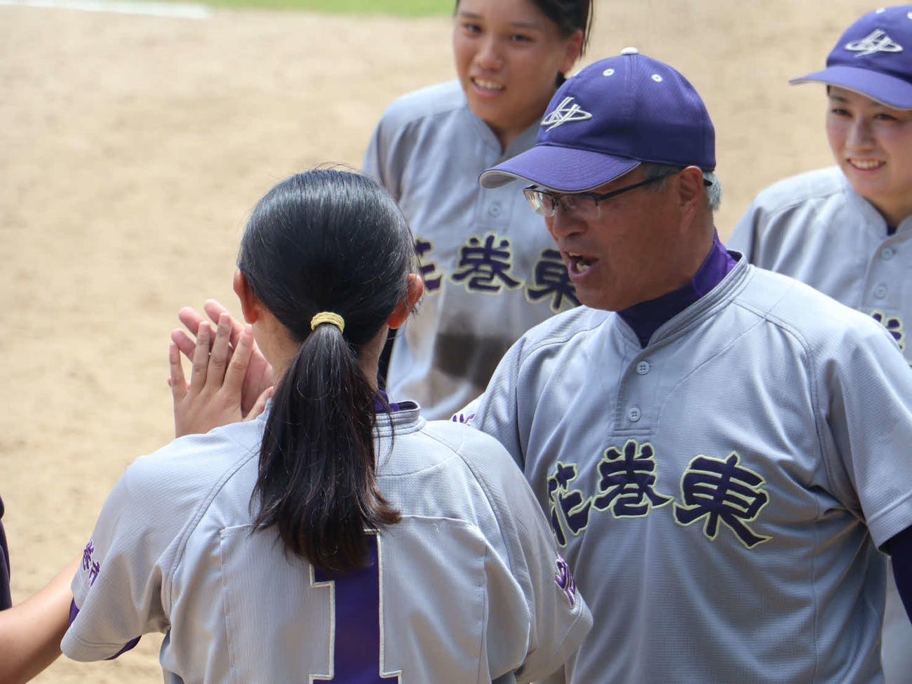 選手たちとハイタッチをする沼田監督（撮影・チーム提供）