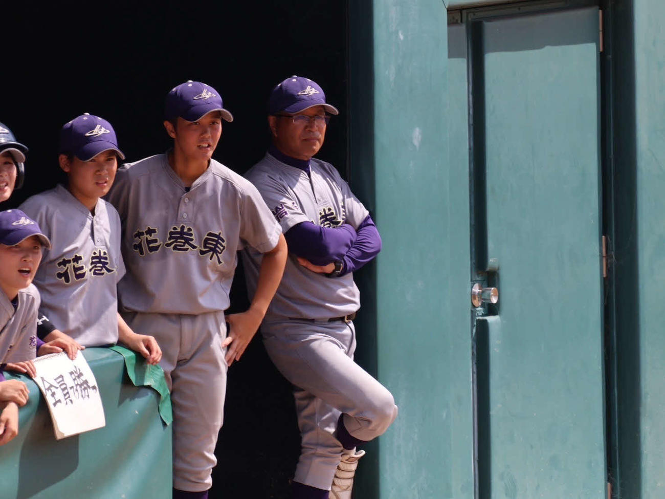 ベンチで選手たちを見守る沼田監督（写真右）（撮影・チーム提供）