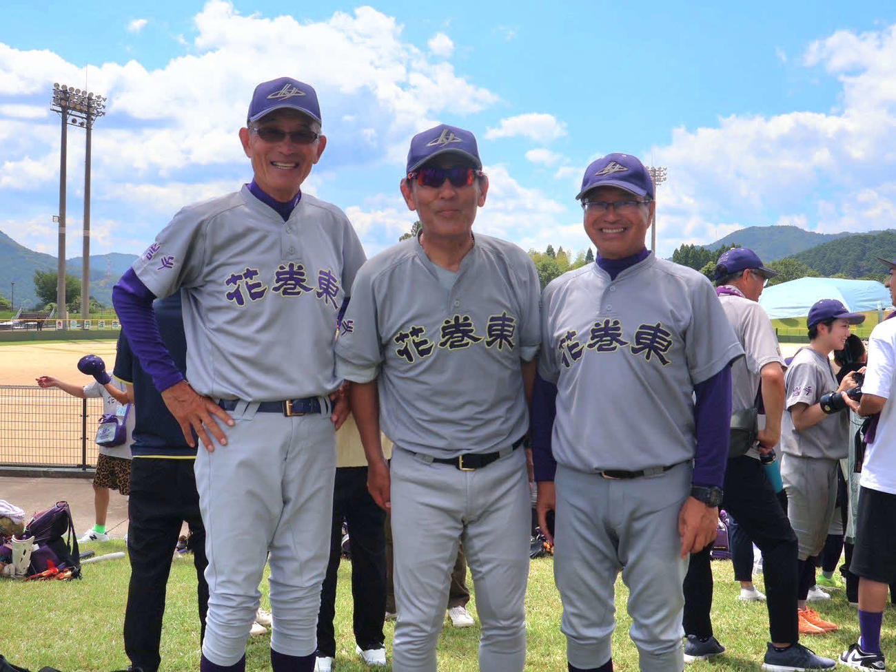 決勝進出を決め、笑顔で写る（左から）松岡コーチ、三鬼コーチ、沼田監督選手（撮影・チーム提供）