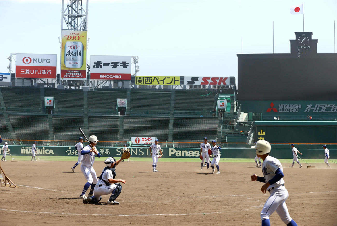 甲子園で練習をする明豊の選手たち（撮影・上山淳一）
