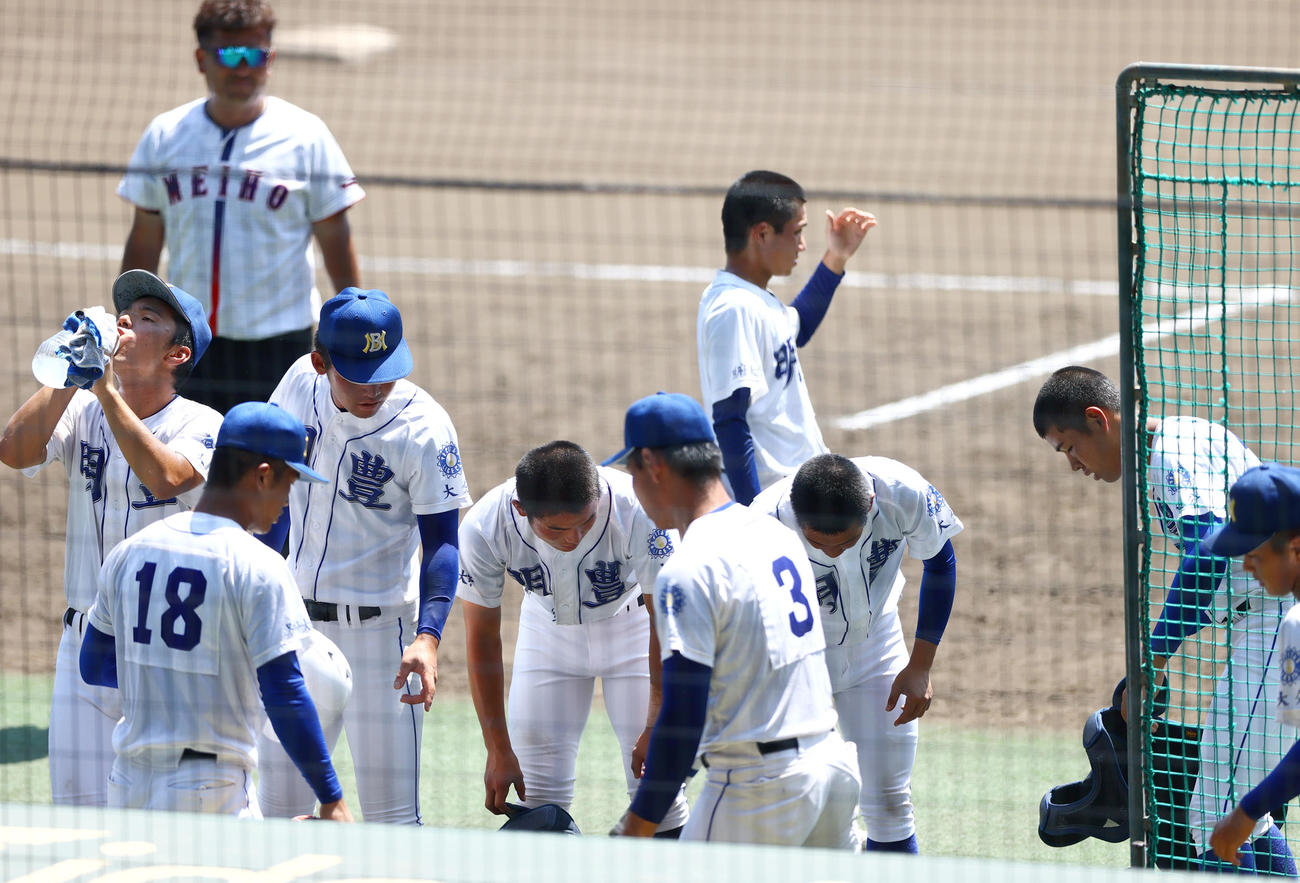 練習を終え、かたづける明豊の選手ら（撮影・上山淳一）