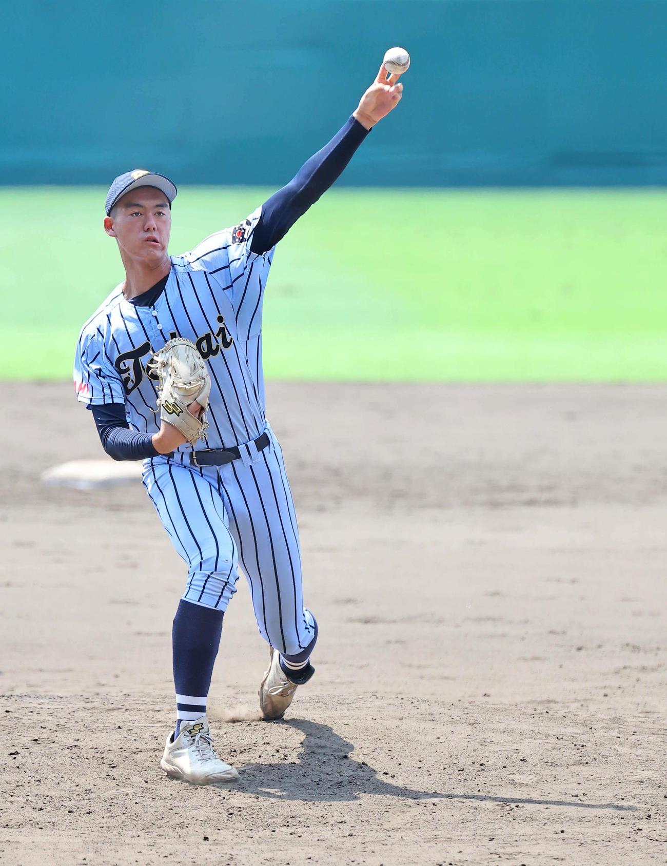 甲子園球場のマウンドで投球練習をする東海大相模・藤田（撮影・上田博志）