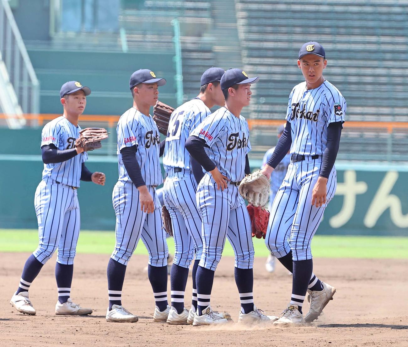東海大相模・藤田（右）は甲子園球場でナインと練習する（撮影・上田博志）