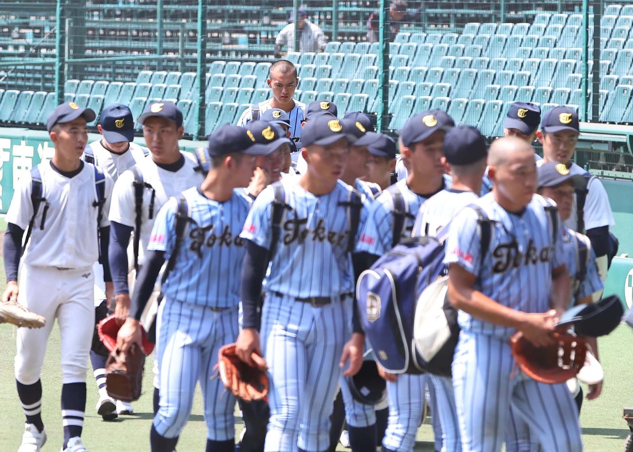 身長198センチの東海大相模・藤田（後方中央）は最後尾でもナインの頭一つ飛び出る（撮影・上田博志）