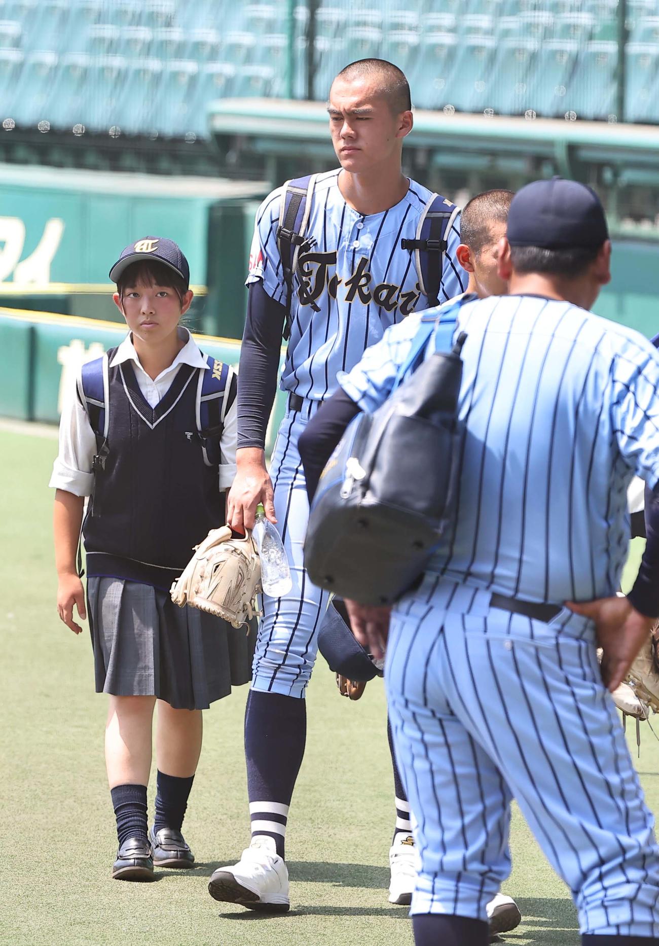 身長198センチの東海大相模・藤田琉生（中央）は小柄な生徒と甲子園球場を引き揚げる（撮影・上田博志）