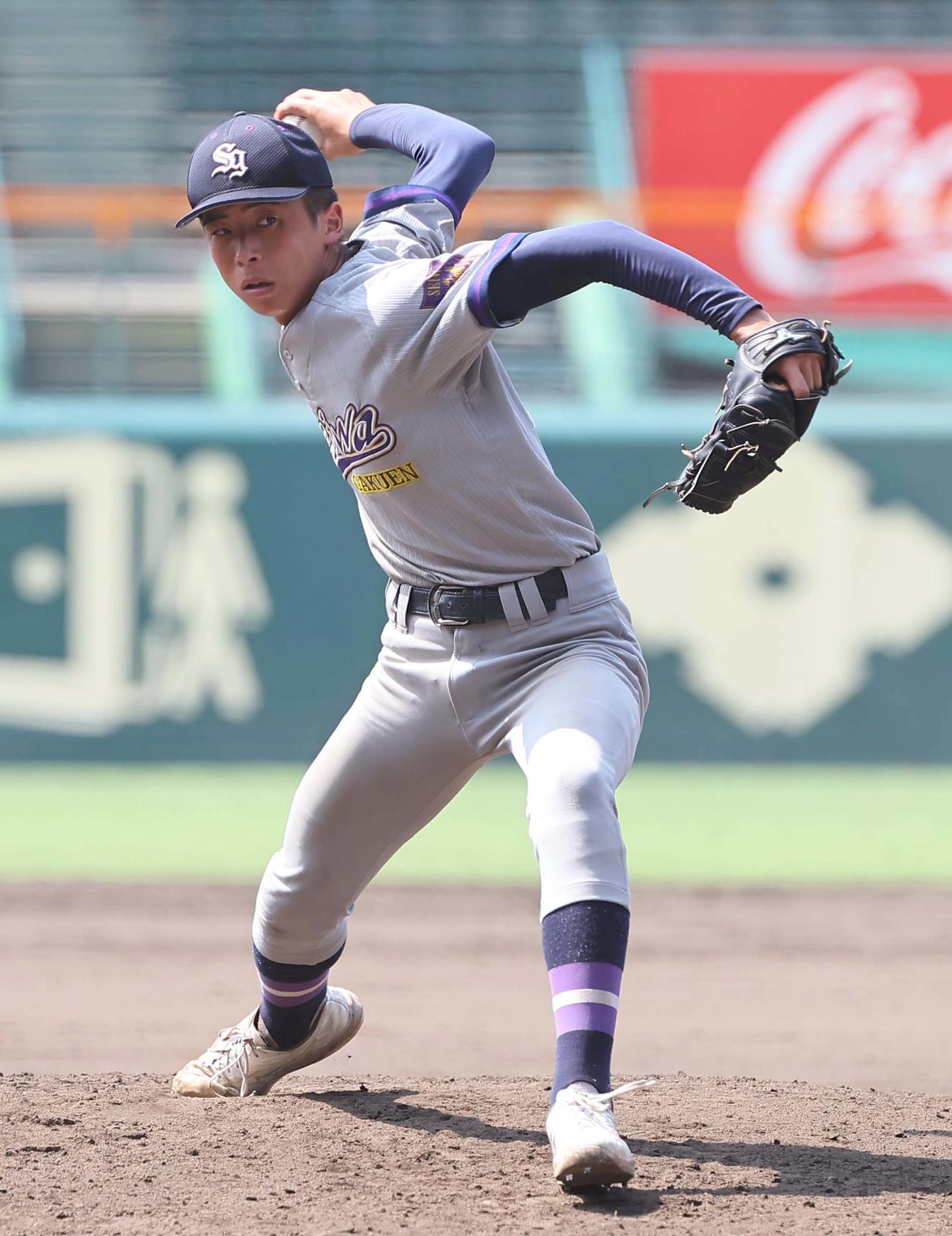 甲子園で投球練習をする聖和学園・斎藤佑樹（撮影・上田博志）