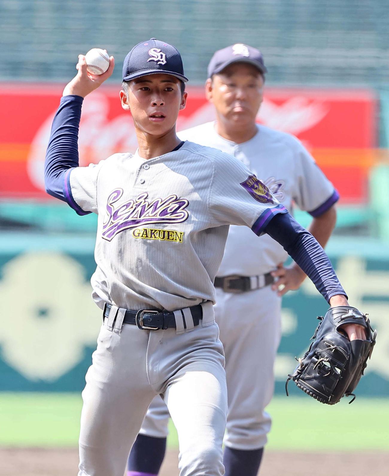 甲子園で投球練習をする聖和学園・斎藤佑樹（撮影・上田博志）