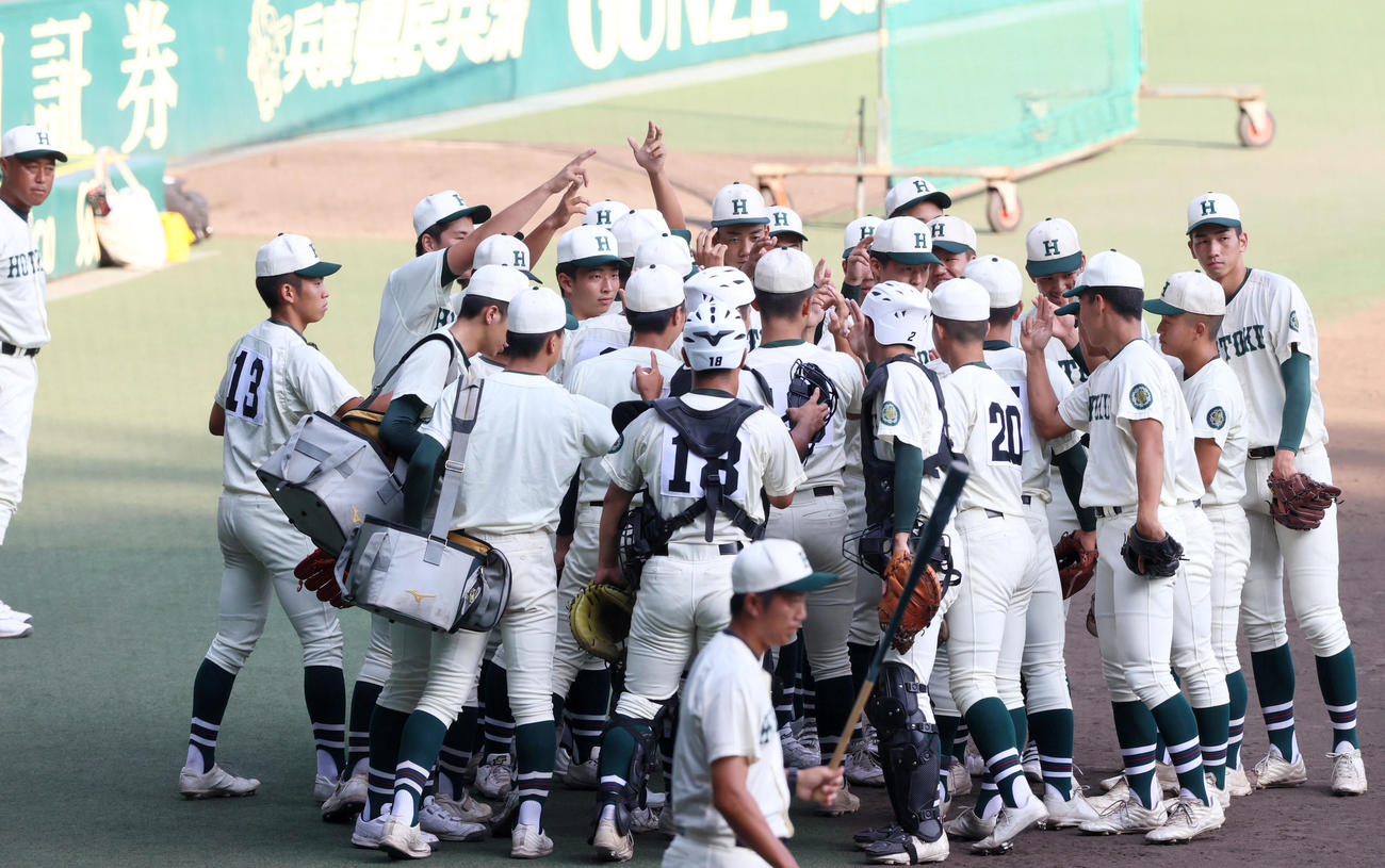 練習開始を前に円陣を組む報徳学園ナイン（撮影・上山淳一）