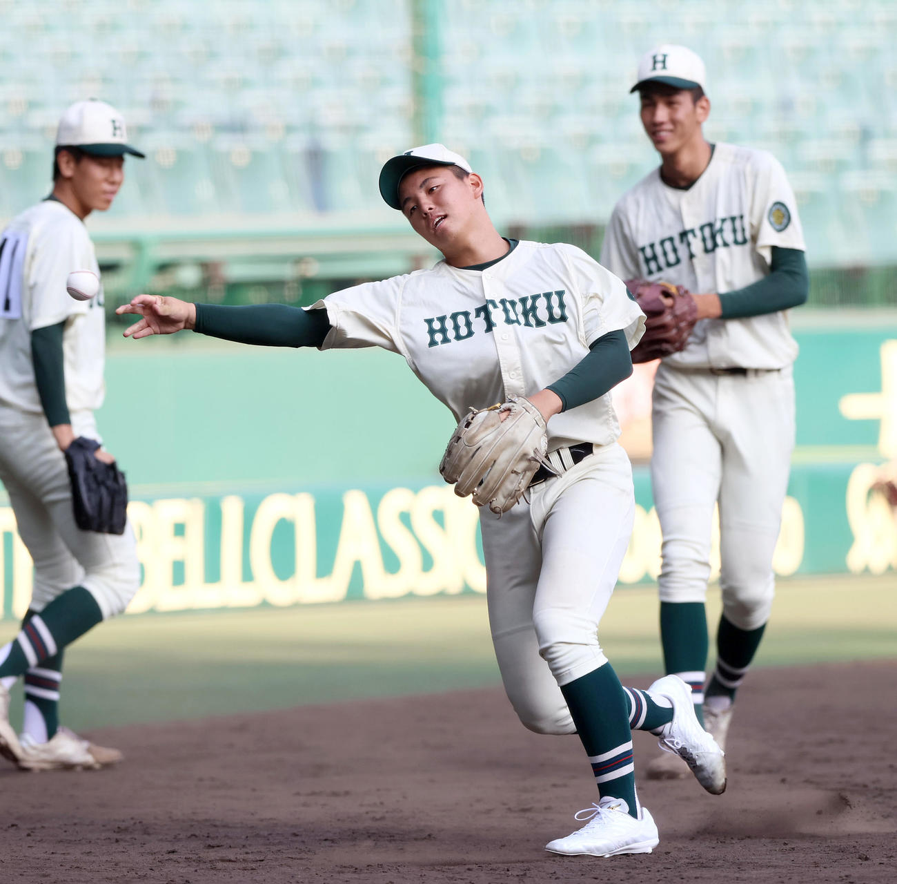 甲子園で練習でノックを受ける報徳学園・間木。右は今朝丸、左は伊藤（撮影・上山淳一）