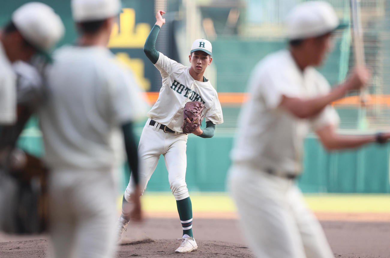 甲子園で投内連係する報徳学園・今朝丸（撮影・上山淳一）