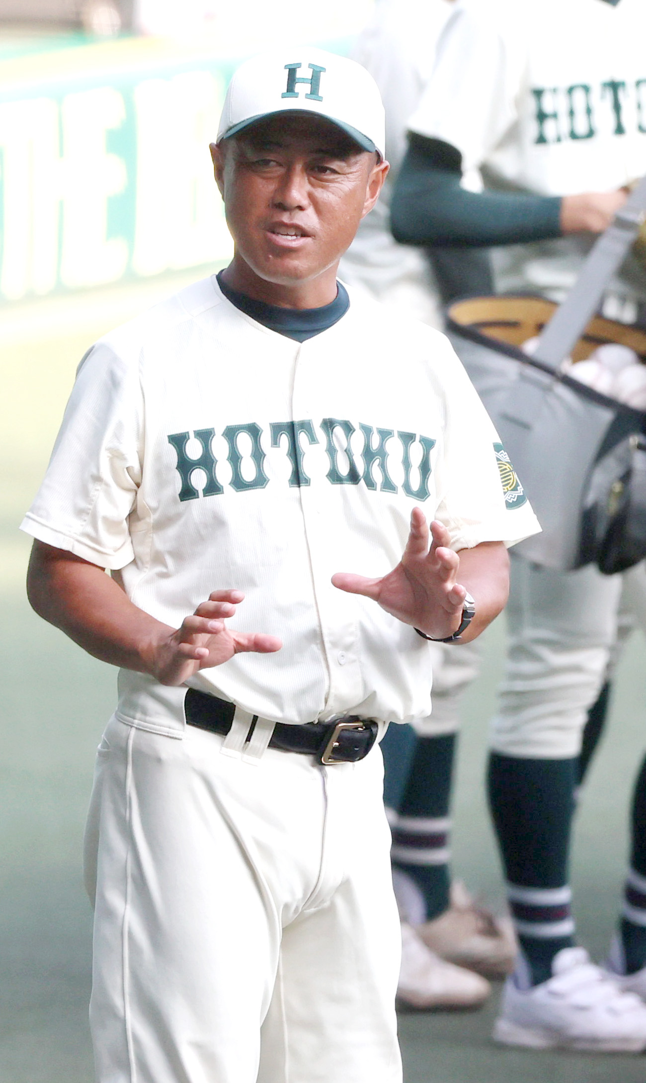 甲子園練習の報徳学園・大角監督（撮影・上山淳一）