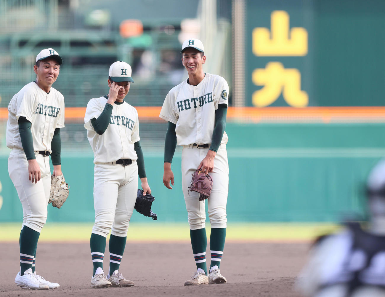 甲子園練習でリラックスした表情を見せる、左から報徳学園・間木、伊藤、今朝丸（撮影・上山淳一）