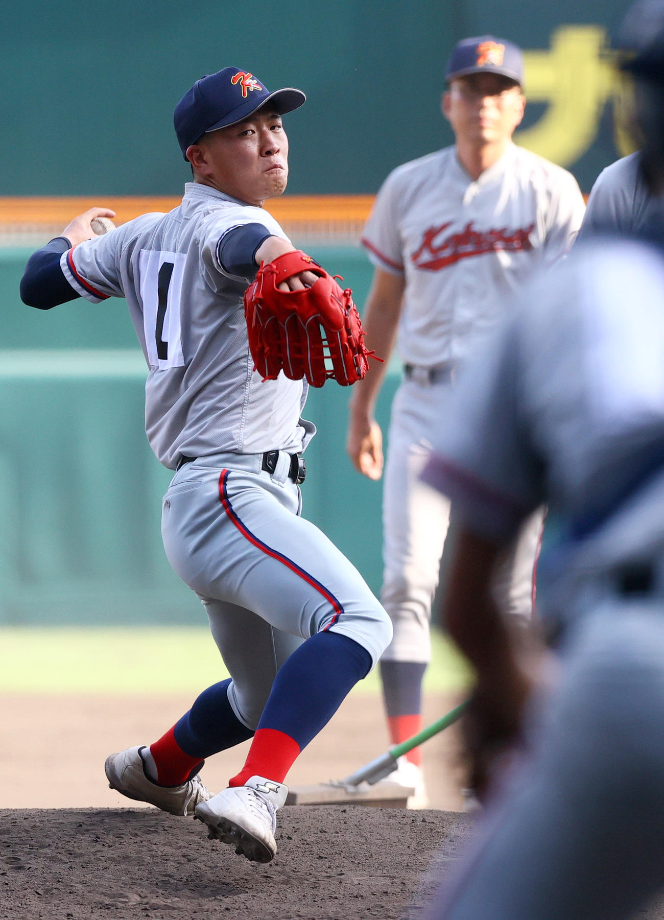 甲子園のマウンドを確かめる京都国際・中崎（撮影・上山淳一）
