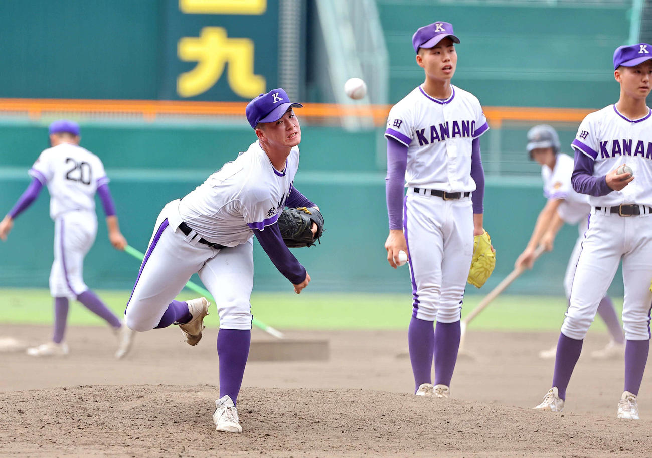甲子園球場のマウンドで投球練習をする金足農・吉田（撮影・上田博志）
