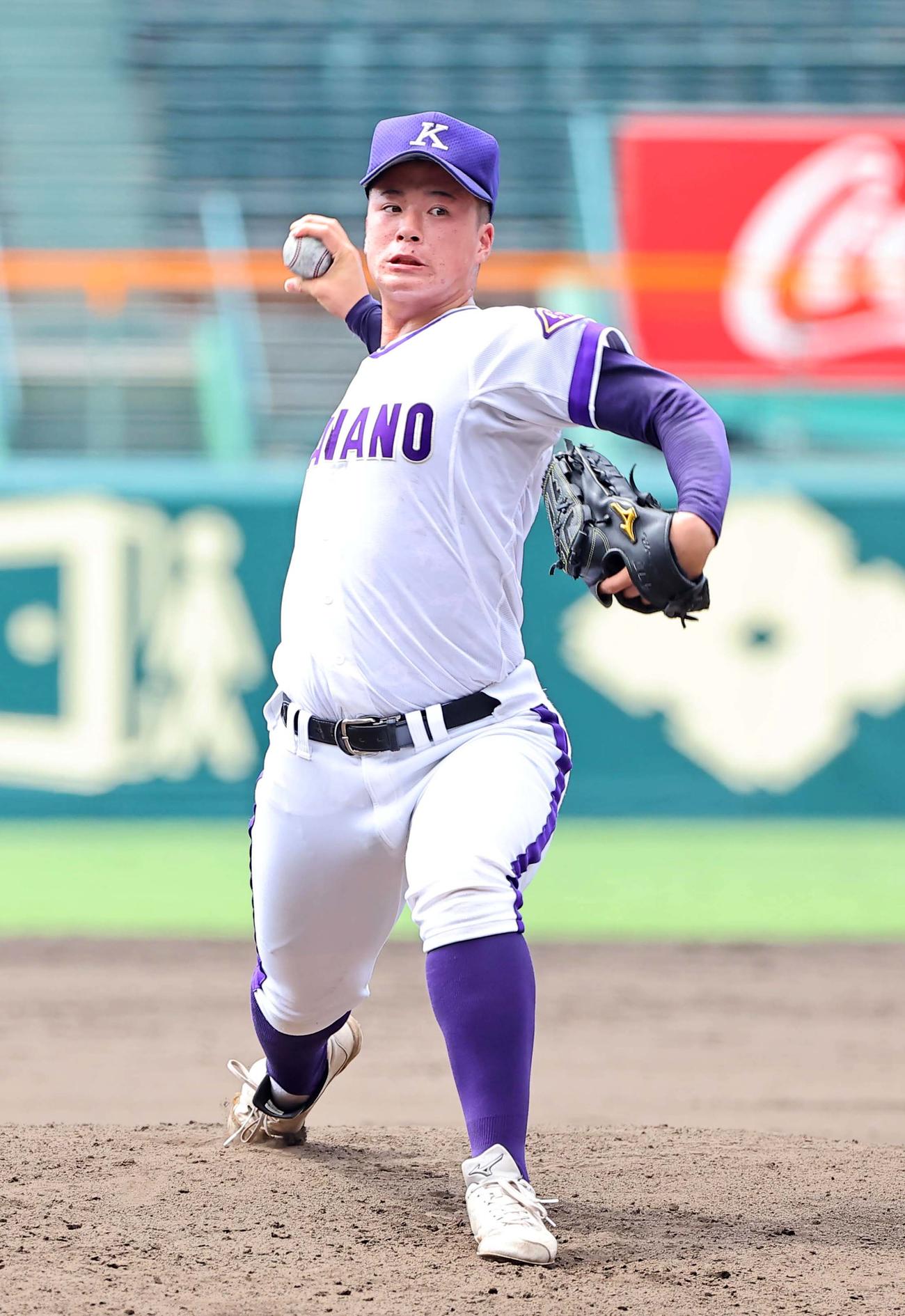 甲子園球場のマウンドで投球練習をする金足農・吉田（撮影・上田博志）