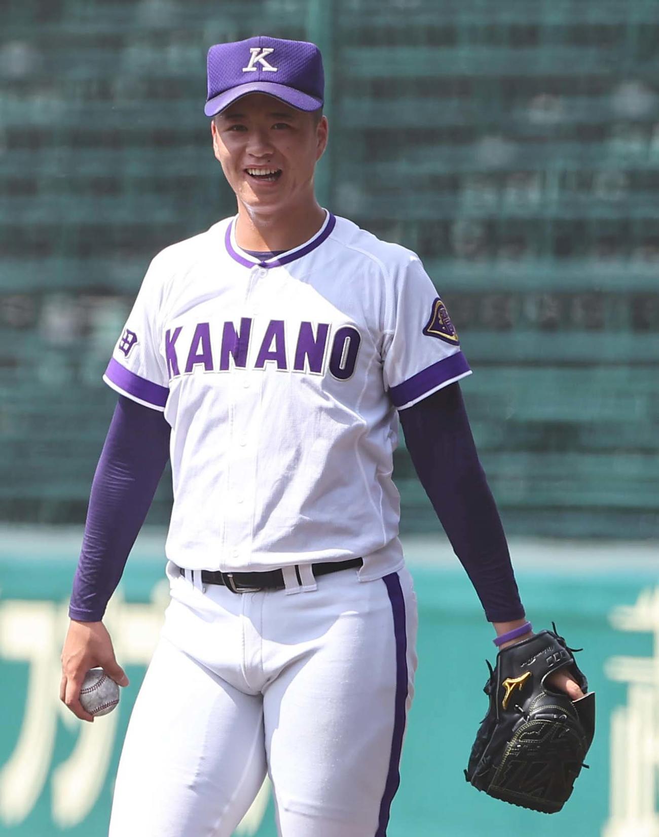 甲子園球場で笑顔を見せる金足農・吉田（撮影・上田博志）