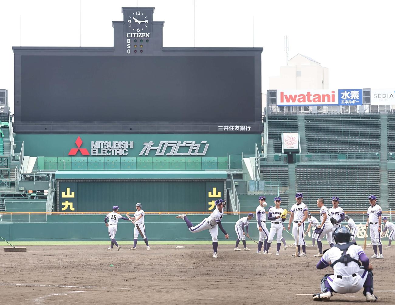 甲子園球場のマウンドで投球練習をする金足農・吉田（撮影・上田博志）