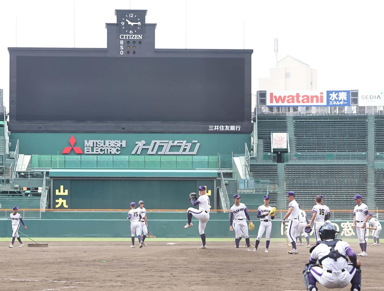 甲子園球場のマウンドで投球練習をする金足農・吉田（撮影・上田博志）